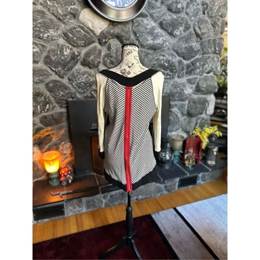 Zynergy by Chico’s sweater size 00 in Chico size.can be worn off shoulder also.